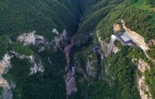 张家界大峡谷蹦极